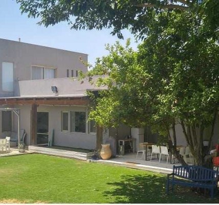 להשכרה בית מפואר ביישוב כפרי- לא אקטואלי, למכירה בלבד